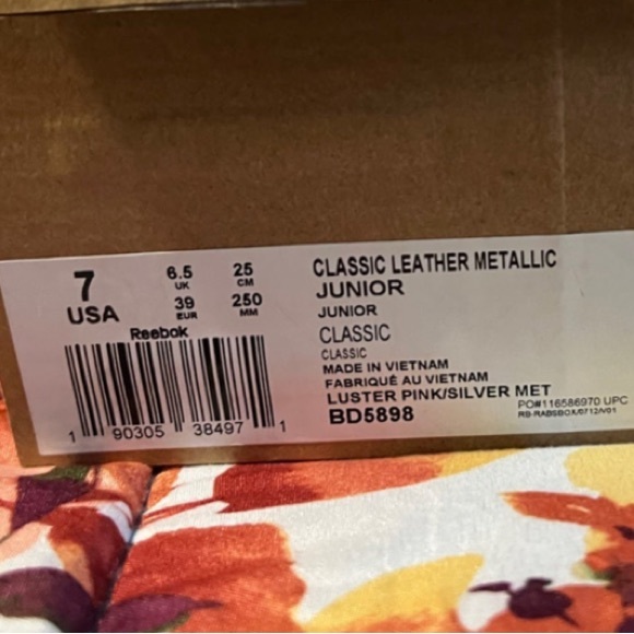 Reebok Classics - Picture 4 of 6